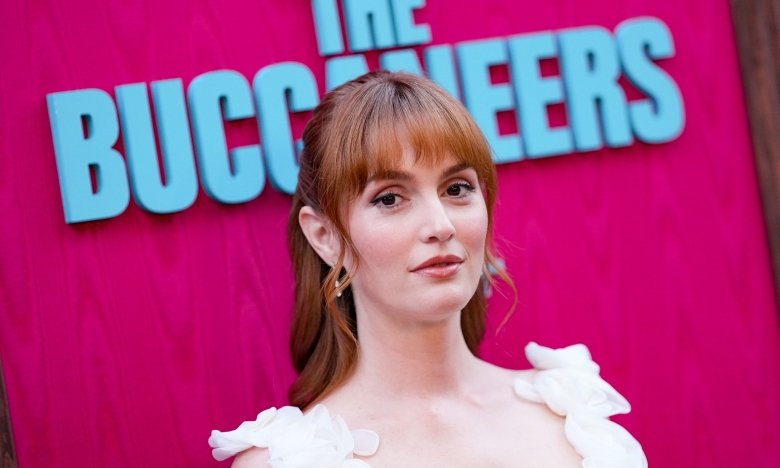 Лейтон Мистер показалась в мини-платье — с чем носить этот наряд