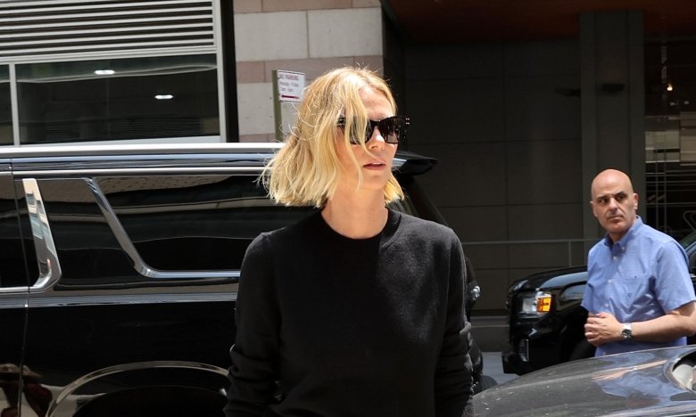 Шарліз Терон показала, з чим носити мініспідницю