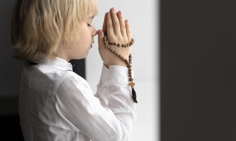 Дитина молиться, фото