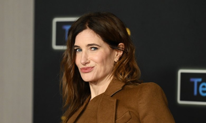 Кэтрин Хан показалась в брючном костюме — новые фото актрисы