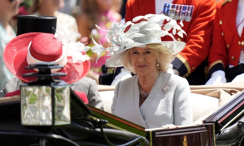 Королева Камілла приміряла сукню-пальто - з чим носити цю річ