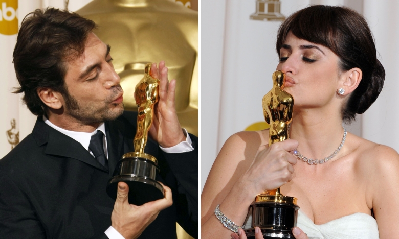 Хавьер Бардем и Пенелопа Крус целуют статуэтку "Оскар"