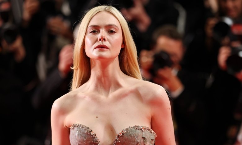 Ель Феннінг показалася у сукні з квітковою аплікацією - з чим таку носити