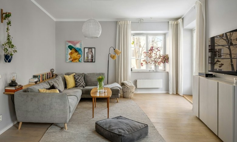 Светлая гостиная с минималистичным дизайном