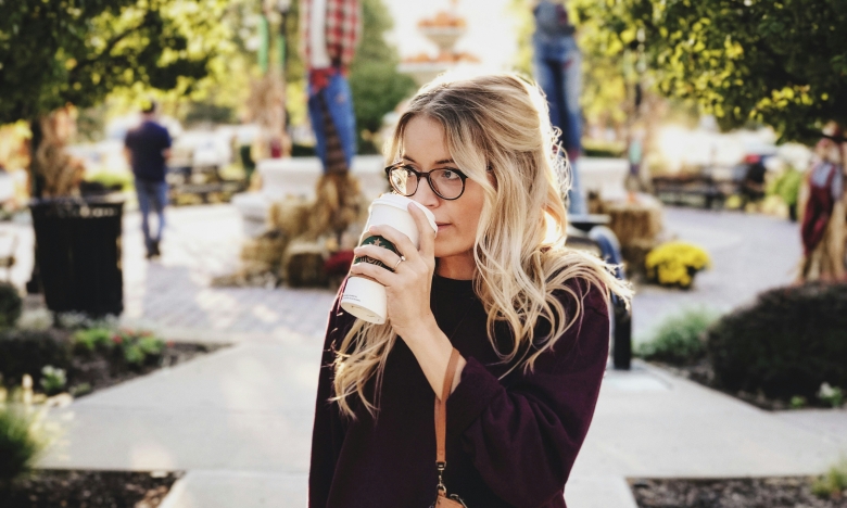 девушка пьет кофе фото