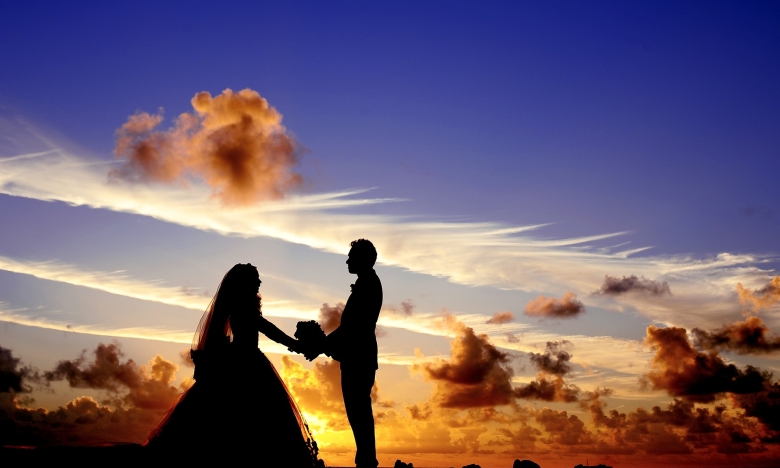 Наречена і наречений на фоні заходу Сонця, фото
