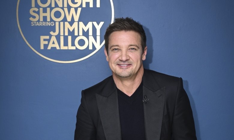 Джереми Реннер сходил на интервью с собакой – новые фото актера