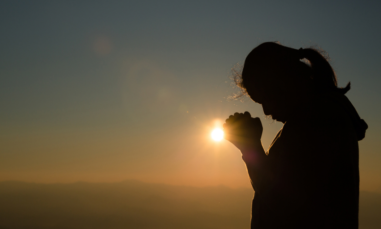 Женщина молится, фото