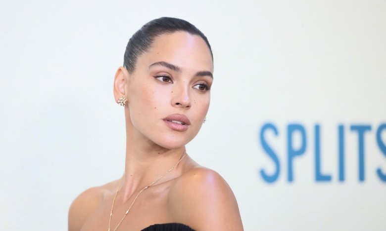 Девушка Джейсона Момоа показала, с чем носить черное платье