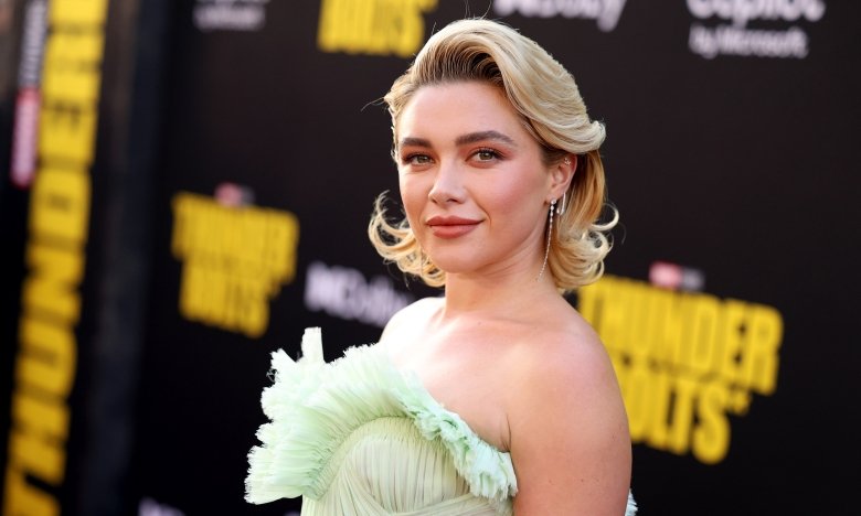 Флоренс Пью показала, с чем носить платье в мятном оттенке