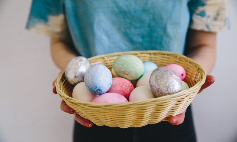 яйця в руках Великдень