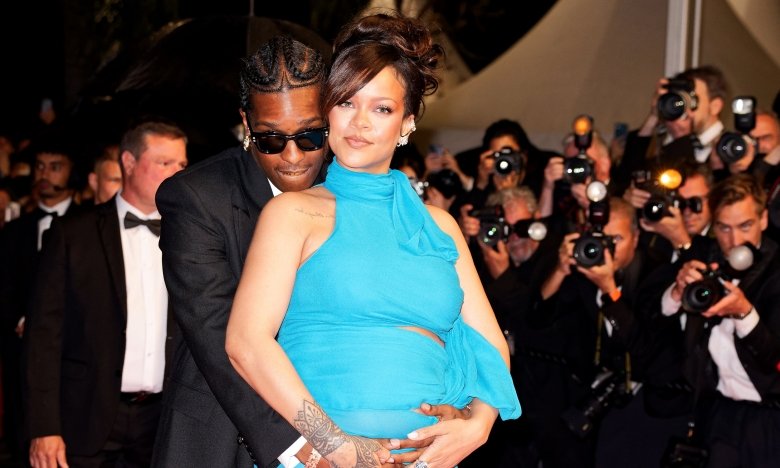 Ріанна показалася в блакитній сукні - з чим таку носити