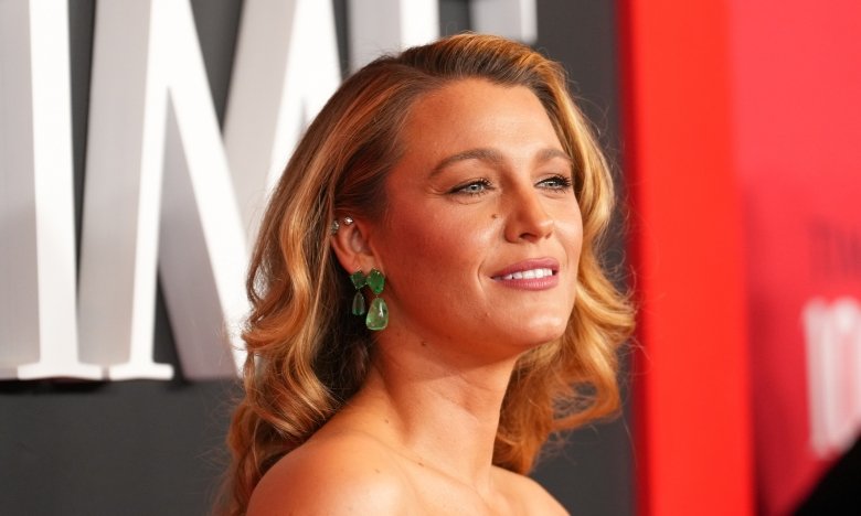 Блейк Лайвлі показалася у твідовому костюмі - з чим такий носити