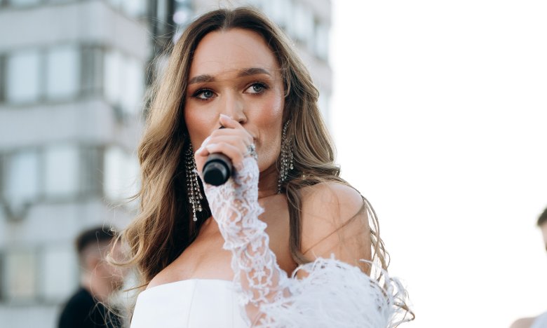 Диана Глостер собрала свой первый сольник — как певица собрала полсотни человек на одной крыше — фото