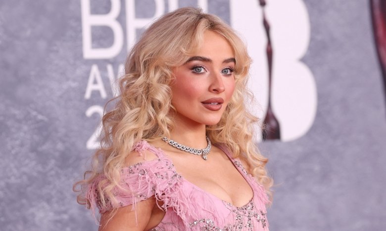 Сабрина Карпентер показала, с чем носить коричневую сумку