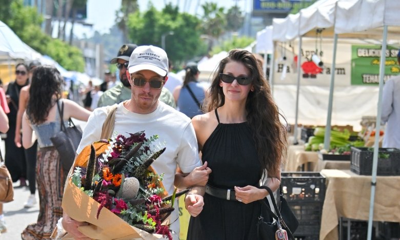 Нина Добрев показала, с чем носить черное платье