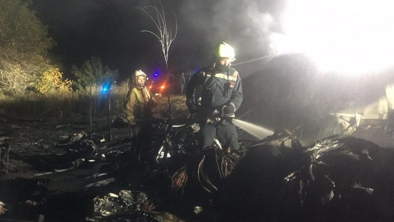 спасатели тушат пожар самолета, который упал в Харьковской области вблизи Чугуева