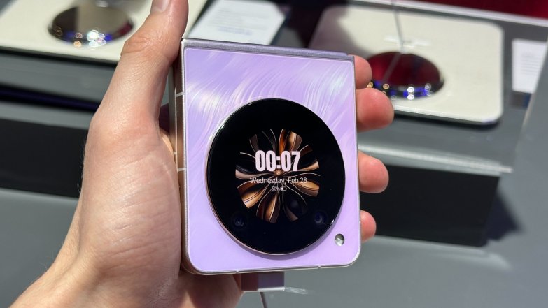 Два экрана, основной и внешний