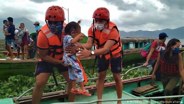 На Филиппинах тайфун "Гони"