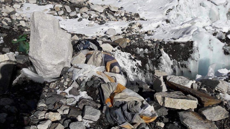 Здесь были настоящие свиньи: горы грязи на Эвересте просто поражают. Их оставили туристы (ФОТО) - фото №5