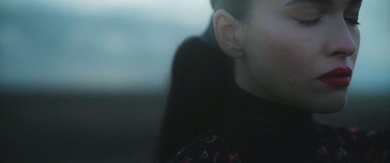 Даша Астафьева фото с клипа "Белая рубашка"