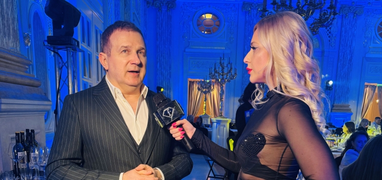 Украинская телеведущая и певица REGINA берет комментарий у Юрия Горбунова