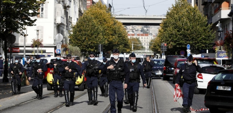 Теракт во Франции: неизвестный убил трех человек в Ницце, а в Саудовской Аравии напали на охрану консульства - фото №4