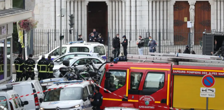 Теракт во Франции: неизвестный убил трех человек в Ницце, а в Саудовской Аравии напали на охрану консульства - фото №3