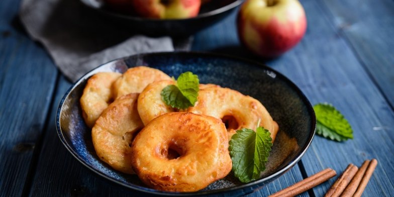 Як приготувати яблука в тісті з корицею - рецепт