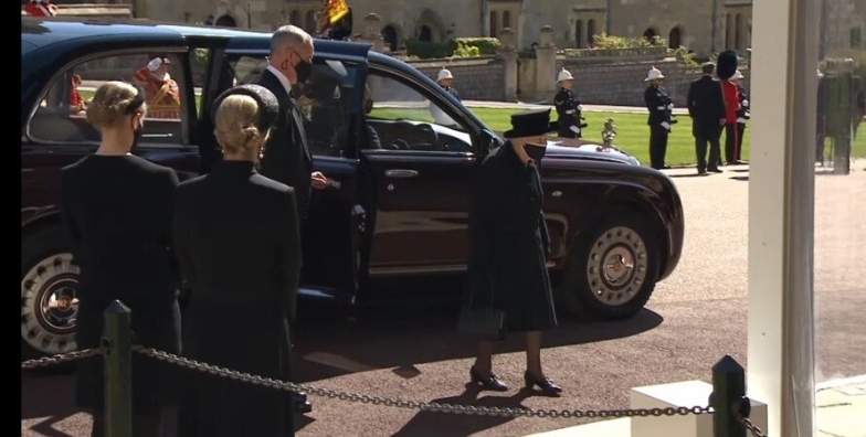 Полуголая женщина попыталась сорвать похороны принца Филиппа - фото №2