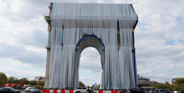 Исполняют последнюю волю художника Христо: Триумфальную арку в Париже обтягивают тканью (ФОТО) - фото №2