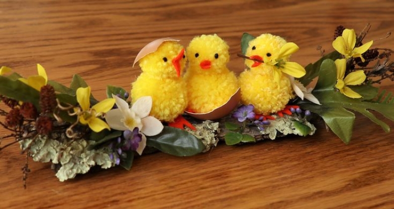 Декоративные цыплята на ветке с цветами, фото