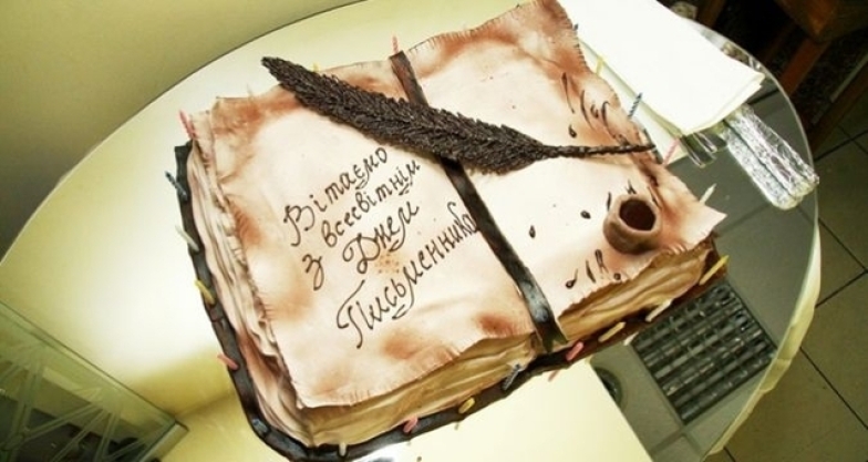 На фото торт у вигляді книги