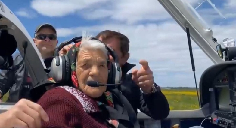 Видео дня: 90-летняя бабушка из Закарпатья села за штурвал самолета - фото №1