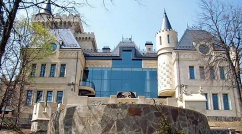 Пугачева продала свой замок в Подмосковье, из-за которого на нее подали в суд - фото №1