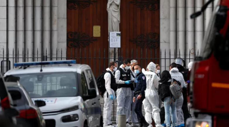 Теракт во Франции: неизвестный убил трех человек в Ницце, а в Саудовской Аравии напали на охрану консульства - фото №2