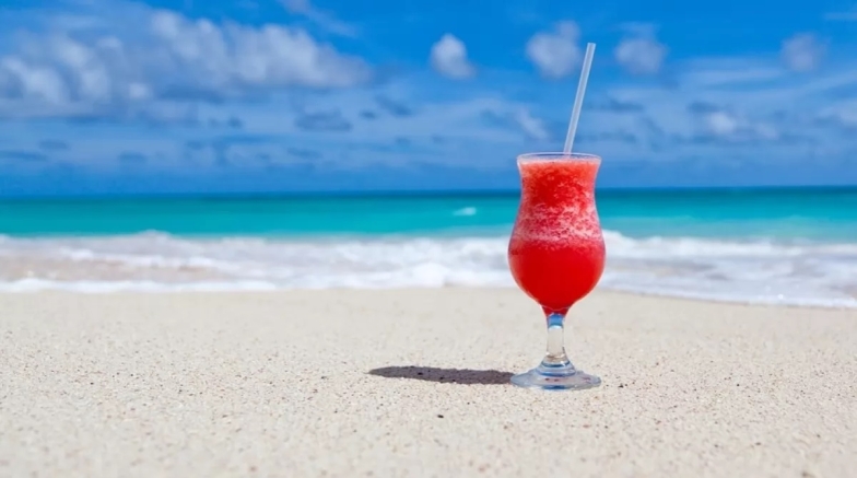 Ученые узнали, какой алкоголь самый опасный в жару: чем не стоит увлекаться летом - фото №1