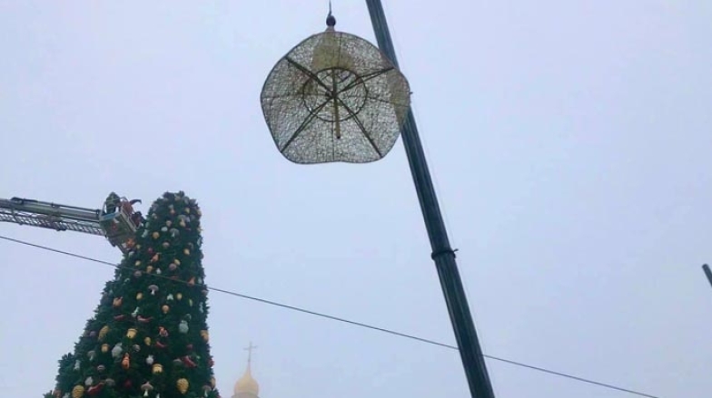 Шляпы больше нет: в Киеве с главной елки страны сняли "головной убор" - фото №1