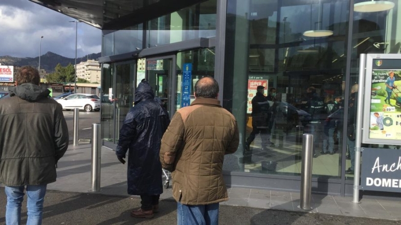 Коронавирус в Италии: покупатели отказываются платить в супермаркетах - фото №1