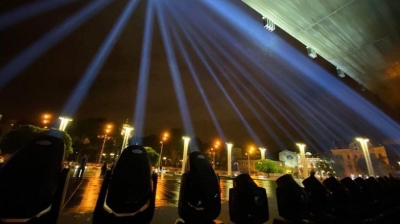 Невероятное зрелище: сотни прожекторов осветили небо над украинскими городами в поддержку креативных индустрий - фото №2