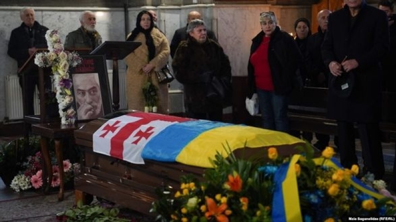 Министр культуры Украины завтра прибудет в Тбилиси на похороны Вахтанга Кикабидзе: гроб артиста покрыт двумя флагами — грузинским и украинским - фото №2