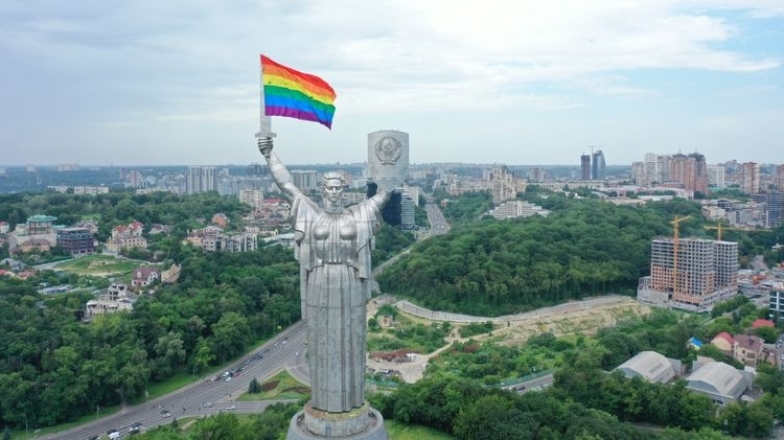 В Киеве "Родину-мать" украсили радужным флагом ЛГБТ-сообщества (ВИДЕО) - фото №1