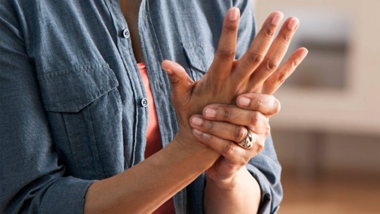 Судороги пальцев рук: причины и как лечить? - фото №1