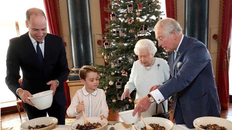 Королева Елизавета II рождественское фото с тремя наследниками: приготовление блюда с принцем Джорджем