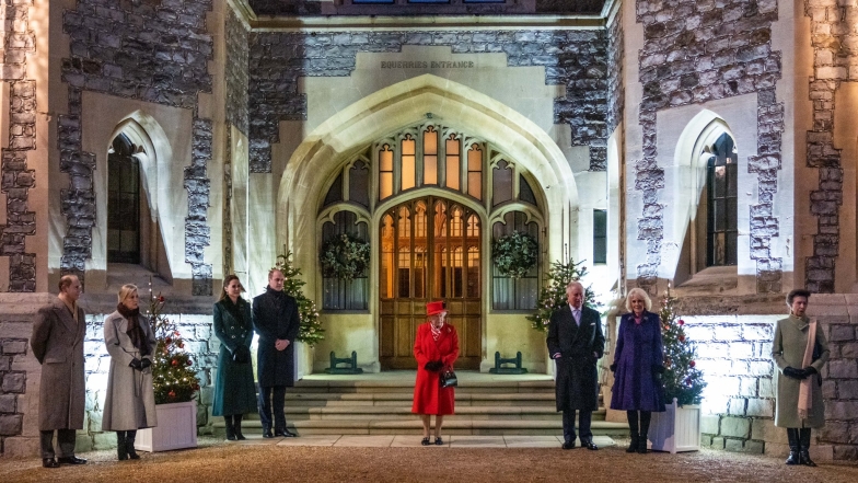 Красное или зеленое? Кейт Миддлтон и Елизавета II встретились в Виндзоре и показали стильные образы (ФОТО) - фото №2