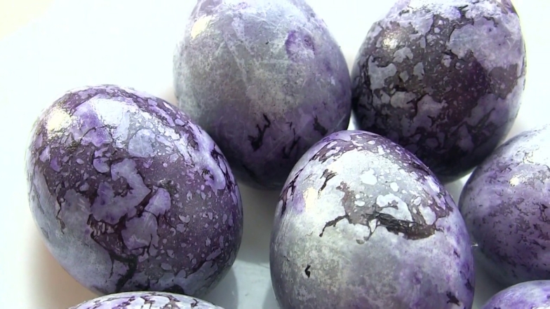 Фиолетовые пасхальные яйца, фото