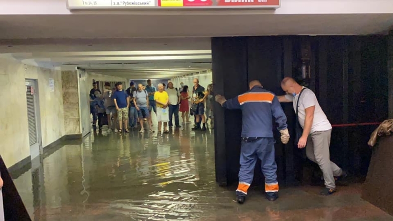 Киевское метро затопило: какие станции закрыли для пассажиров - фото №3