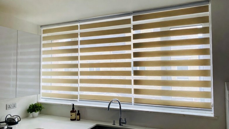 Плотные рулонные шторы полностью перекрывают свет.