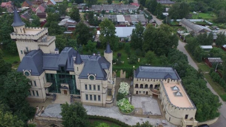 Теперь точно обрубила все концы: Алла Пугачева продала свой замок под москвой за невероятную сумму - фото №2
