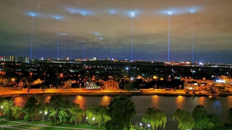 Невероятное зрелище: сотни прожекторов осветили небо над украинскими городами в поддержку креативных индустрий - фото №4